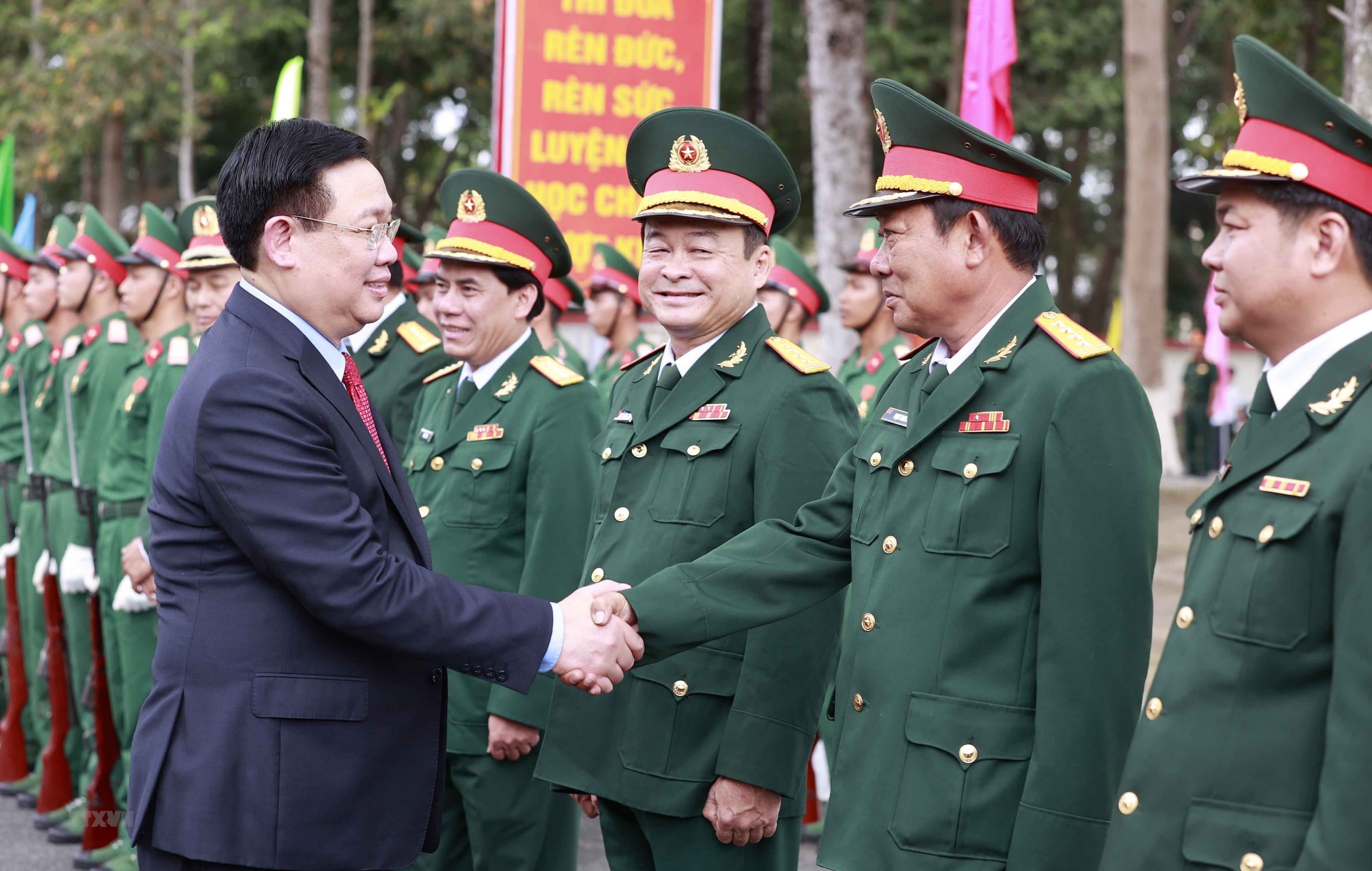 Le président de l AN présente des vœux du Têt aux forces armées de la province d An Giang