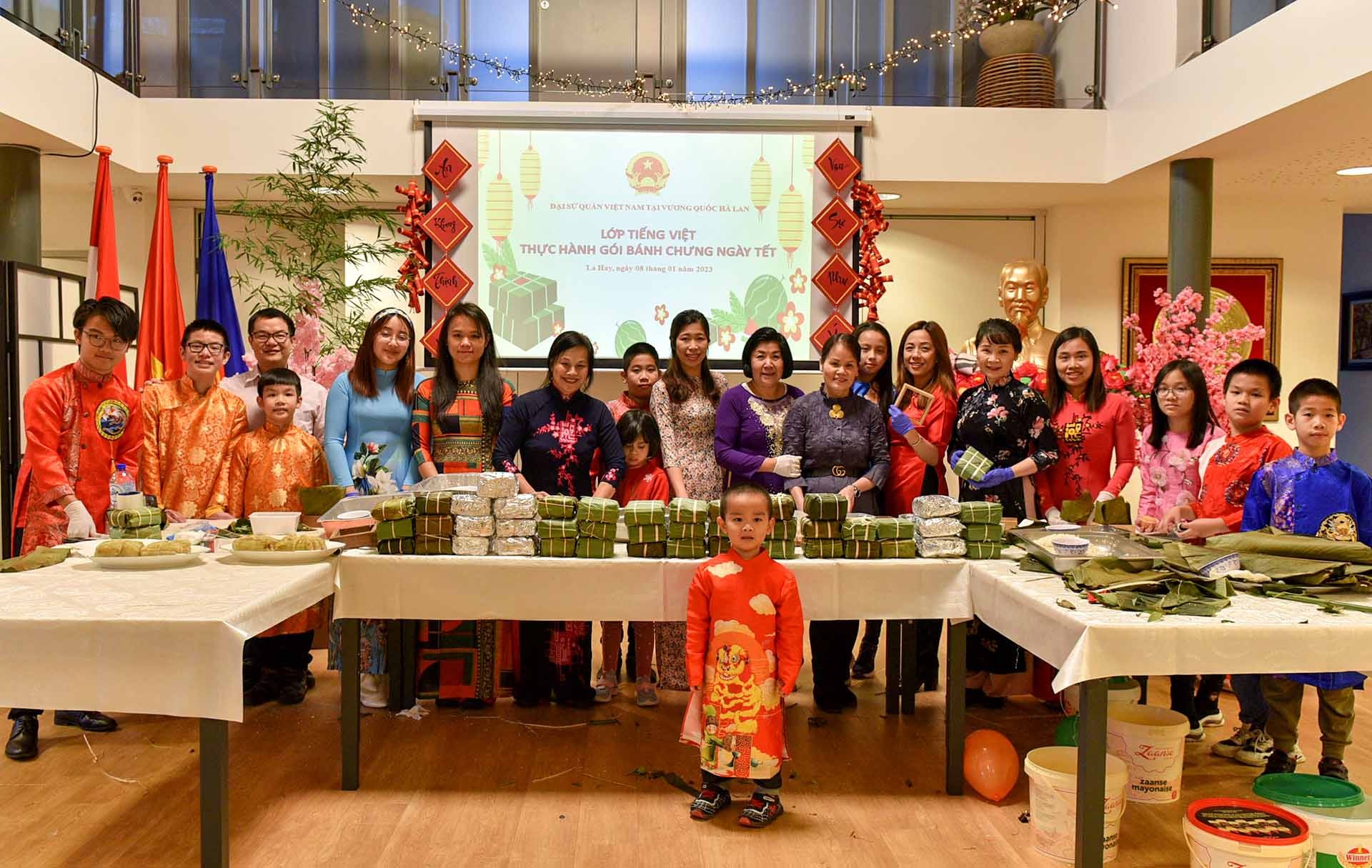 Têt un atelier de confection de banh chung aux Pays-Bas