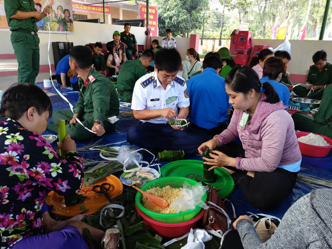 Amour entre les habitants et les soldats avec le programme Têt sur l’île