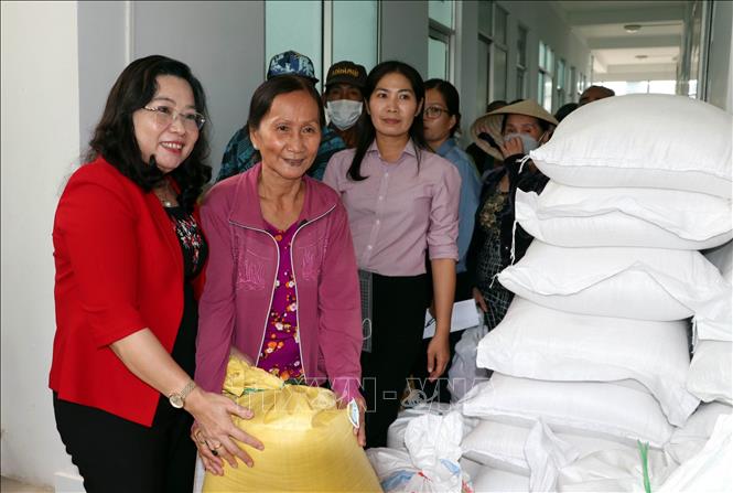 Soc Trang distribution de riz à des familles démunies à l’occasion du Têt