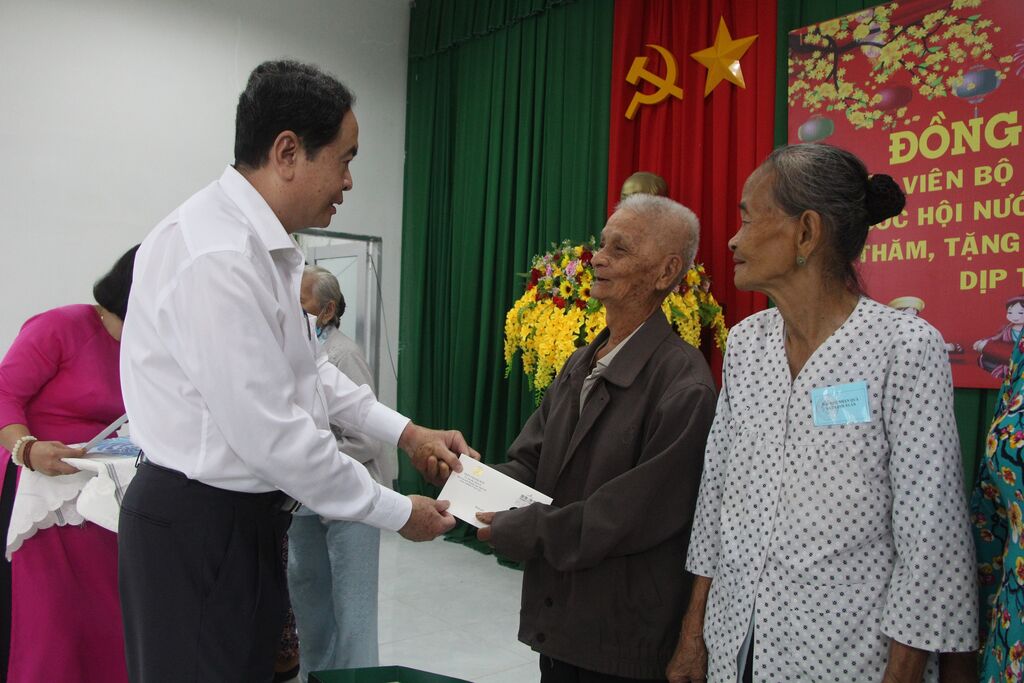 Têt Des dirigeants vietnamiens offrent des cadeaux aux plus démunis