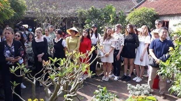 Des diplomates étrangers et des touristes explorent le Têt vietnamien au village de Duong Lâm