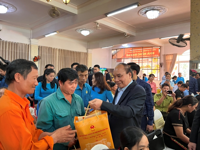 Le président Nguyen Xuan Phuc offre des cadeaux aux personnes en difficulté à Dak Lak