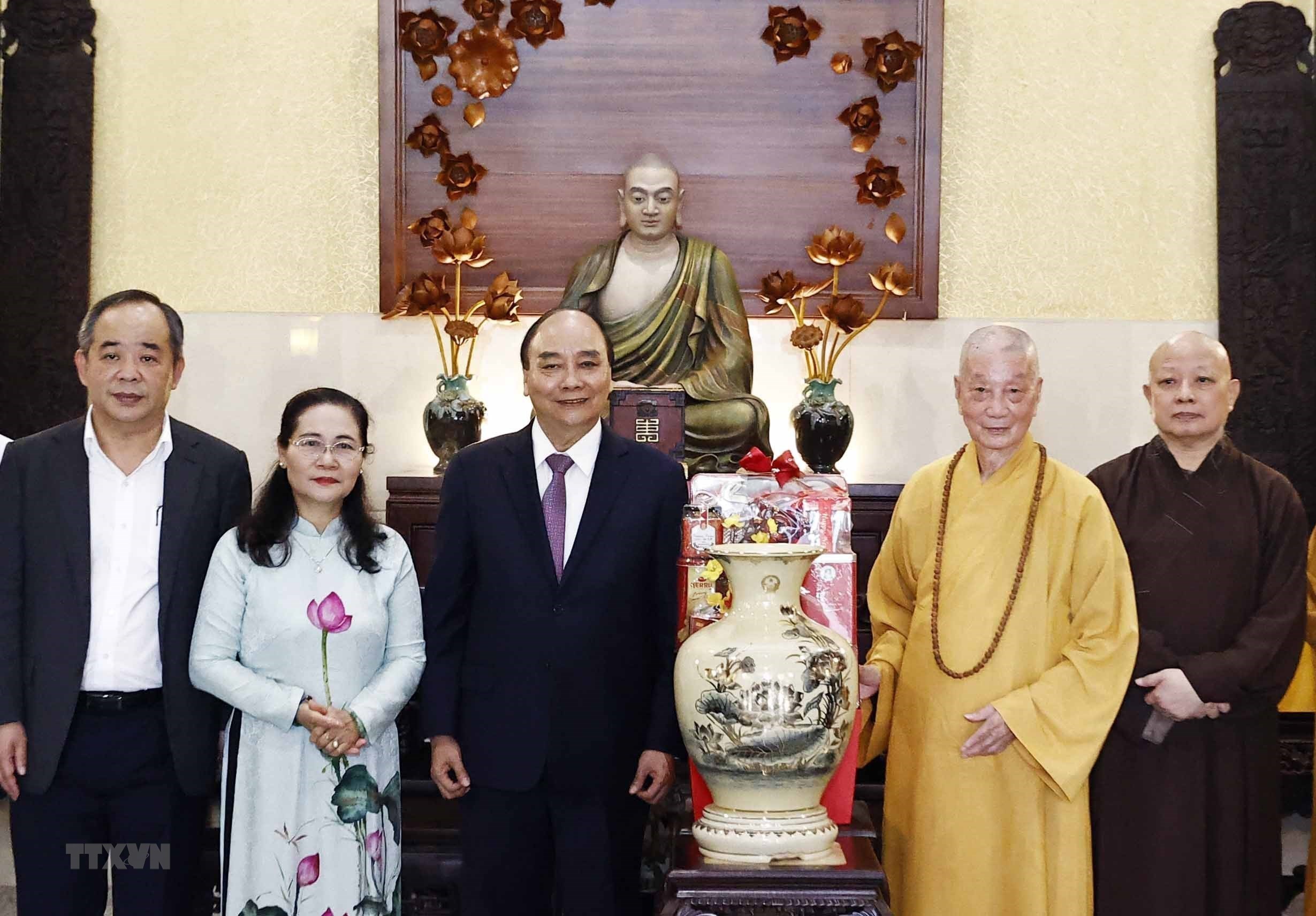 Le président Nguyen Xuan Phuc adresse ses vœux du Têt au vénérable Thich Tri Quang