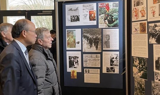Exposition de documents de presse français et internationaux sur les Accords de Paris