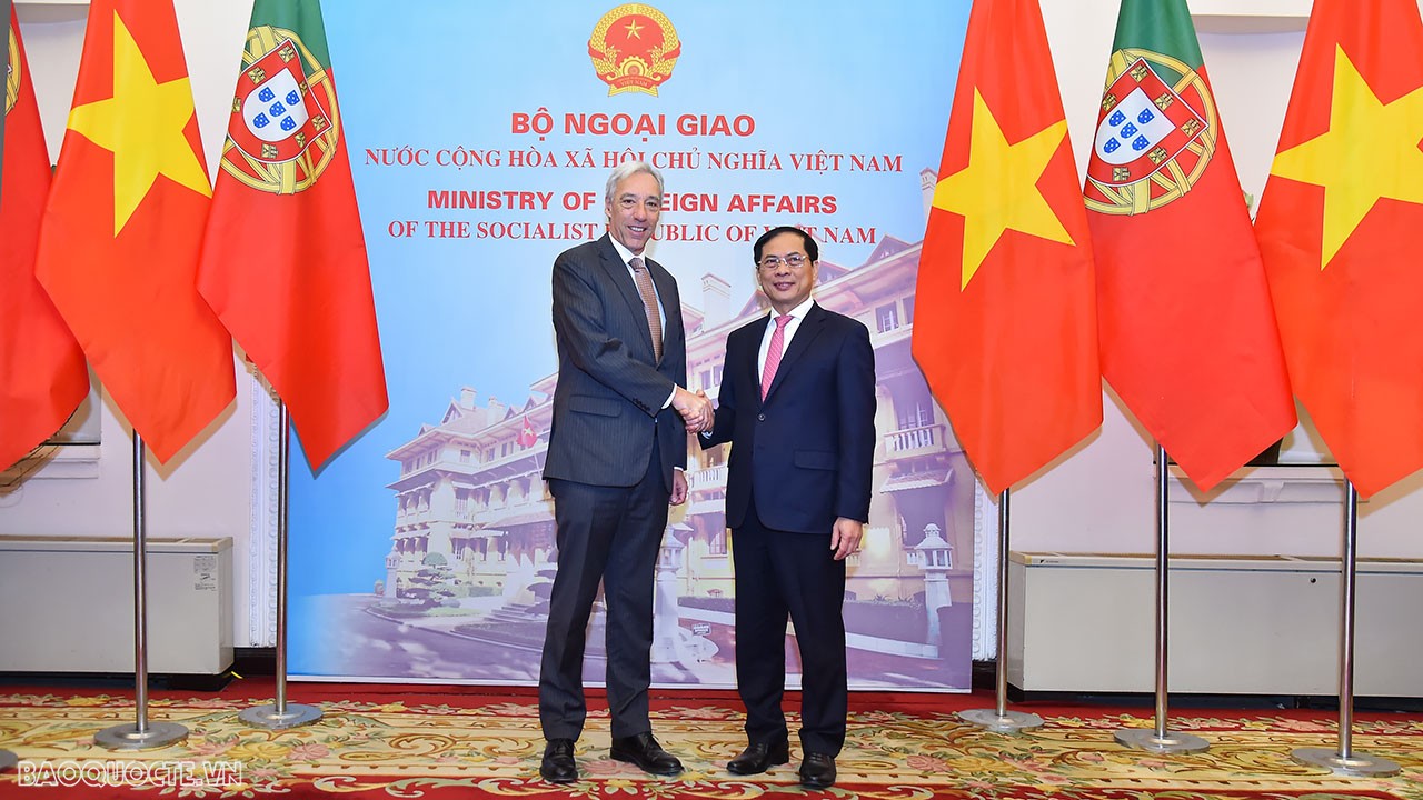 Entretien entre le ministre vietnamien des AE Bui Thanh Son et son homologue portugais