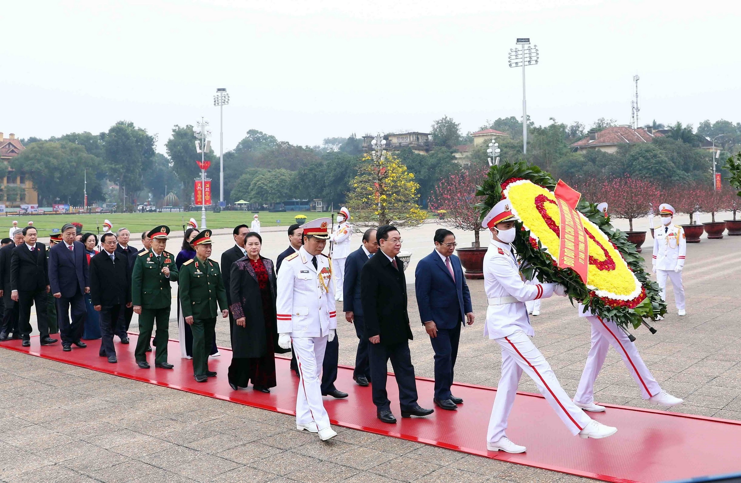 Des dirigeants rendent hommage au Président Hô Chi Minh