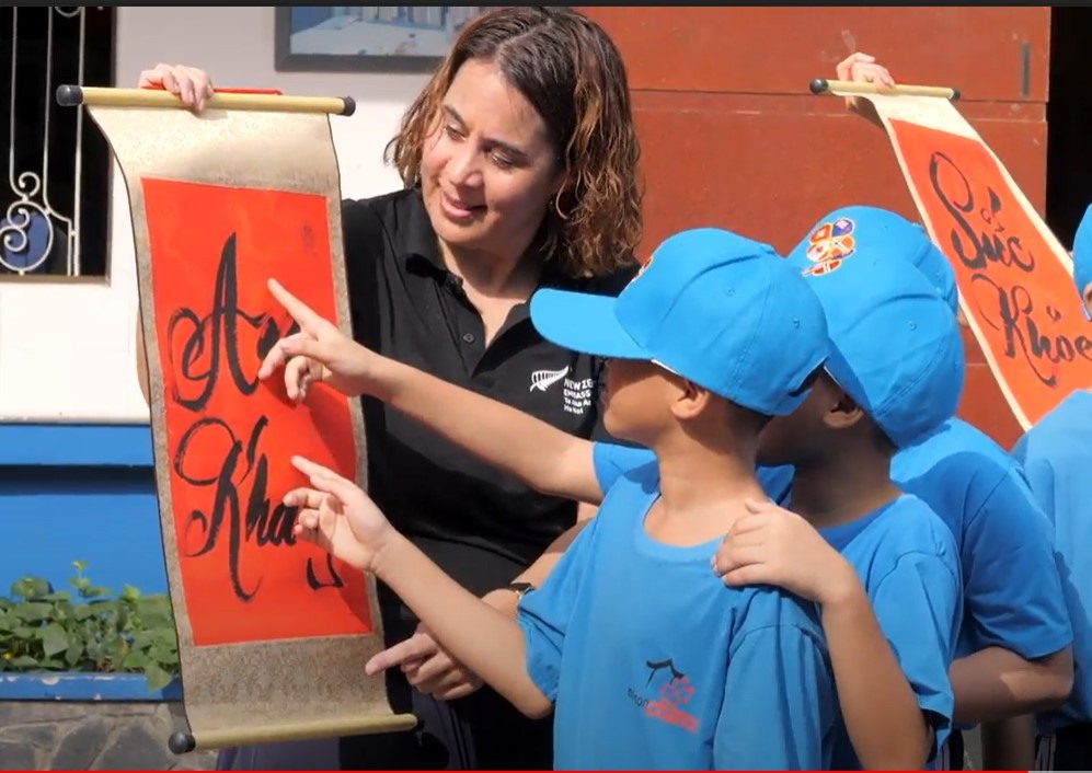 Têt les diplomates des pays du G4 visitent le Village  Chance  à Hô Chi Minh-Ville