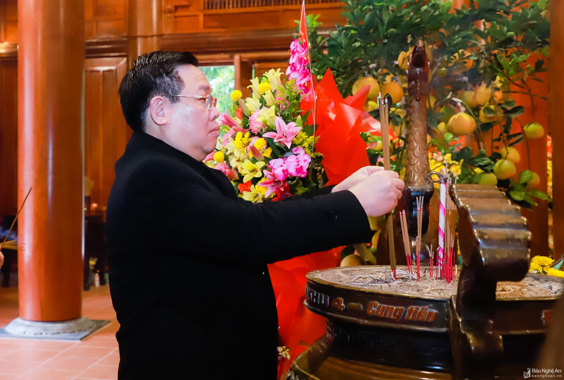 Le chef de l’Assemblée nationale rend hommage au Président Hô Chi Minh