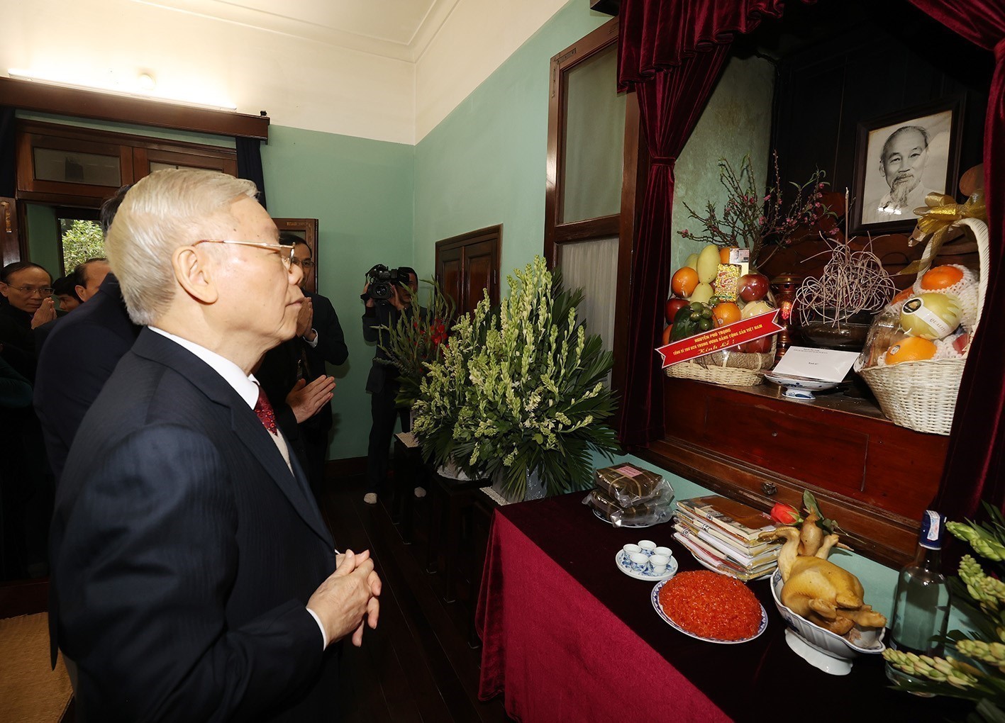 Le secrétaire général du Parti Nguyên Phu Trong rend hommage au Président Hô Chi Minh