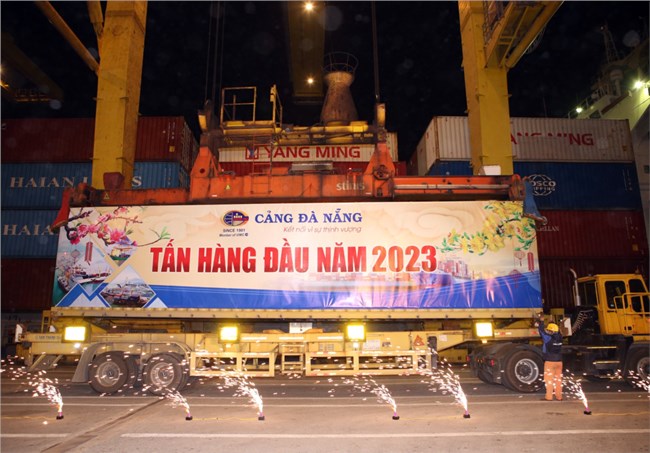 Le port de Dà Nang accueille le premier porte-conteneurs de l’année du Chat