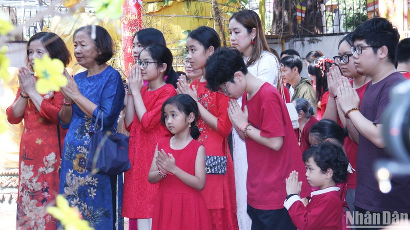 Les Vietnamiens au Laos vont à la pagode au début de l’année lunaire