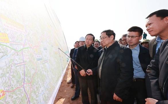 Le PM Pham Minh Chinh inspecte le chantier du projet d autoroute Tuyen Quang - Phu Tho