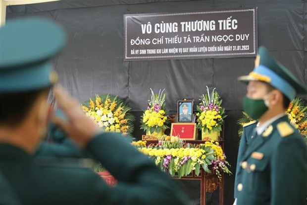 Remise à titre posthume l insigne « jeunesse courageuse » au pilote Tran Ngoc Duy