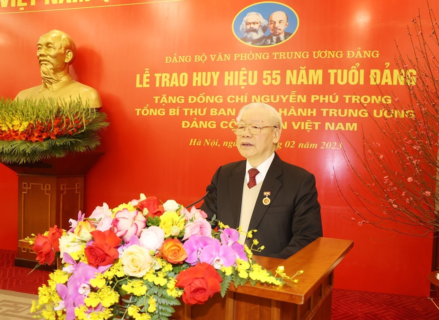 Le secrétaire général du PCV Nguyen Phu Trong décoré de l’insigne des “55 ans de membre du Parti”