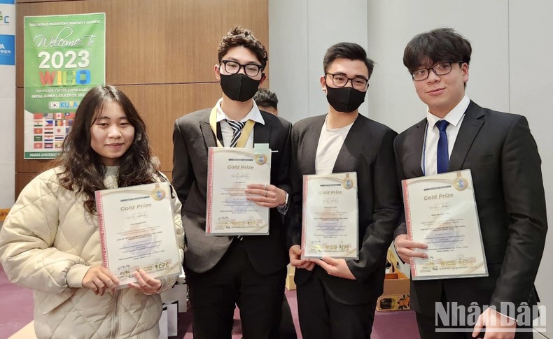 4 lycéens vietnamiens honorés aux Olympiades de l invention et de la créativité