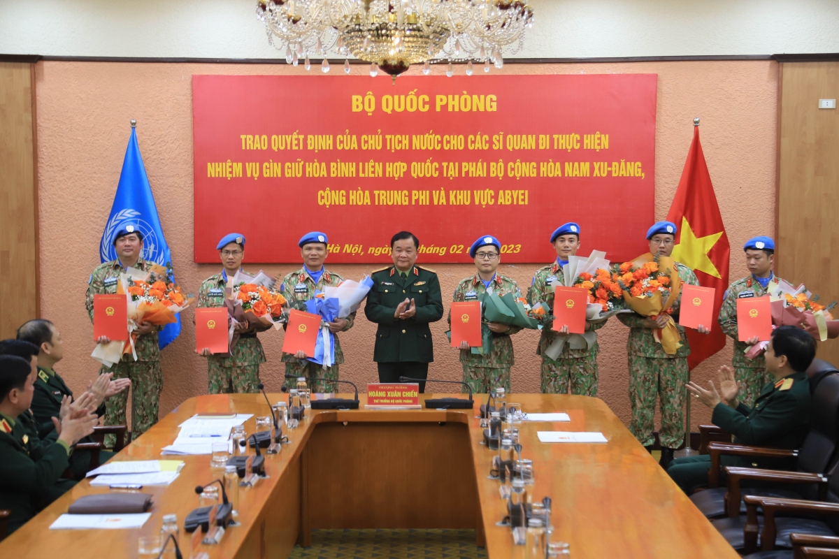 Envoi de sept officiers à des missions de maintien de la paix de l ONU