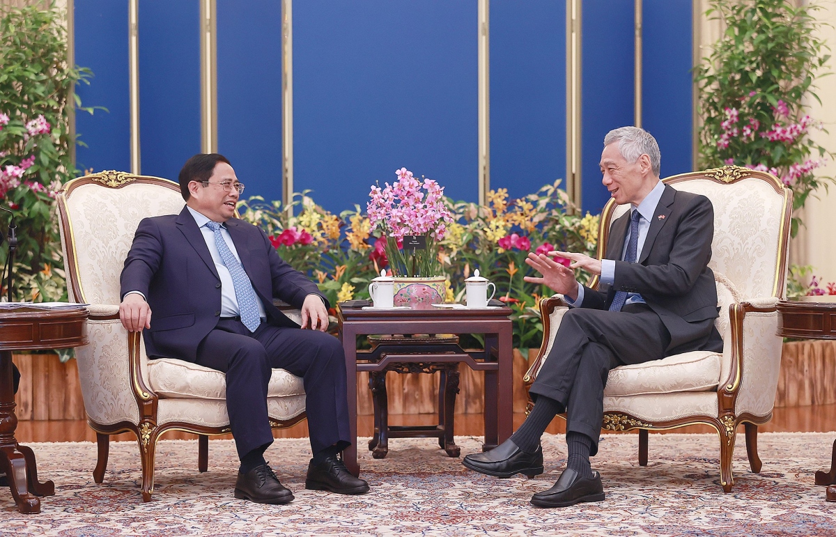 Entretien entre les deux Premiers ministres vietnamien et singapourien