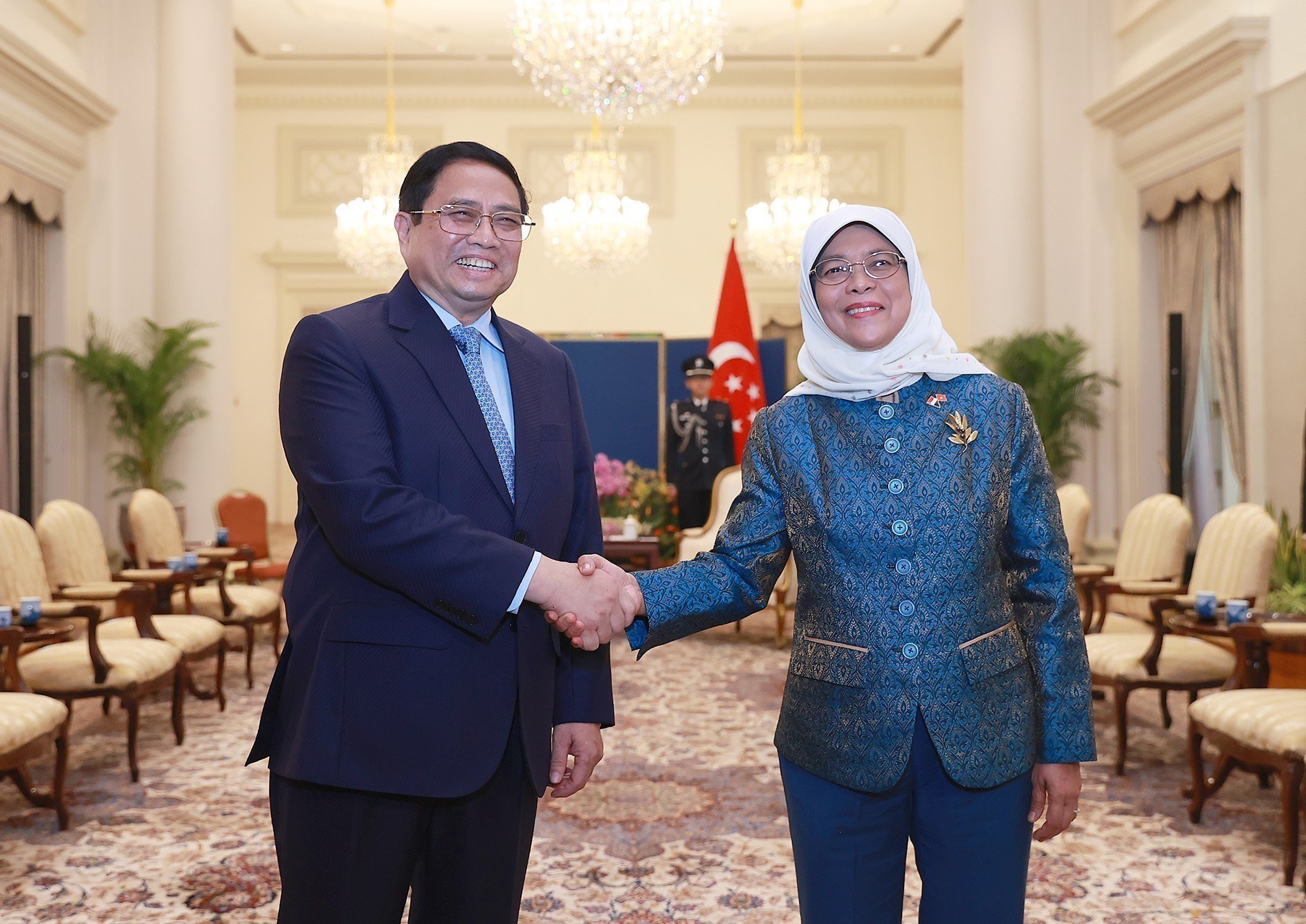 Le Premier ministre vietnamien rencontre la présidente singapourienne