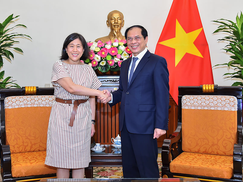 Le chef de la diplomatie vietnamienne reçoit la représentante américaine au commerce