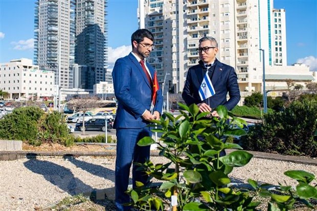 Cérémonie de plantation d arbres pour marquer les 30 ans des relations diplomatiques Vietnam-Israël