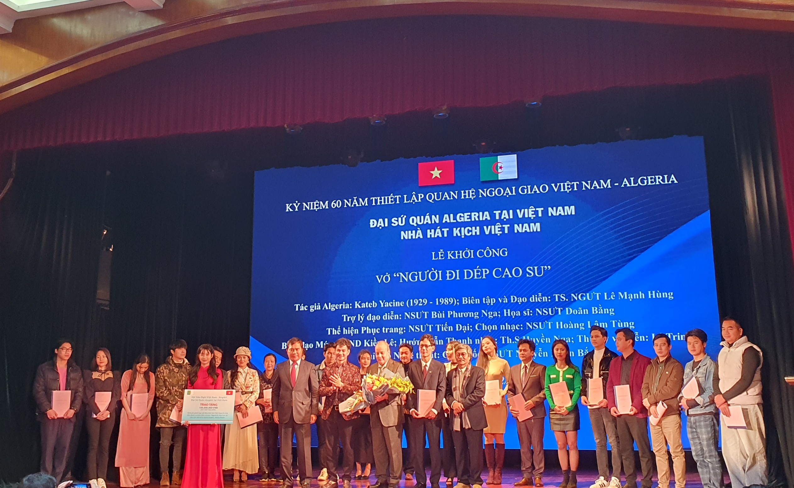 Cérémonie de lancement de la pièce L homme aux sandales de caoutchouc
