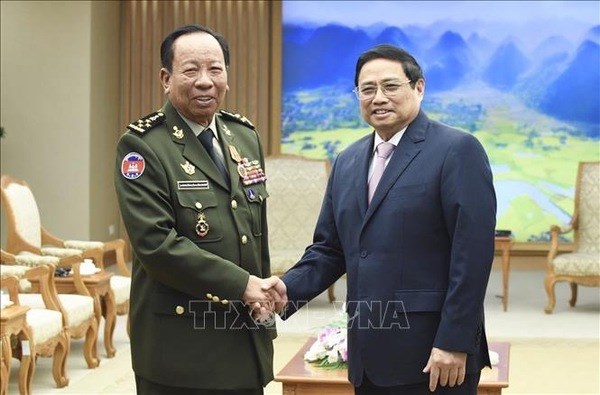 Le PM Pham Minh Chinh reçoit le vice-PM et ministre cambodgien de la Défense Tea Banh
​