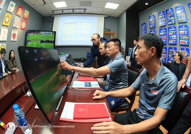Football des arbitres vietnamiens reçoivent une formation VAR de la FIFA