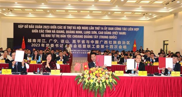Renforcement de la coopération entre des provinces vietnamiennes et la région autonome Zhuang du Guangxi