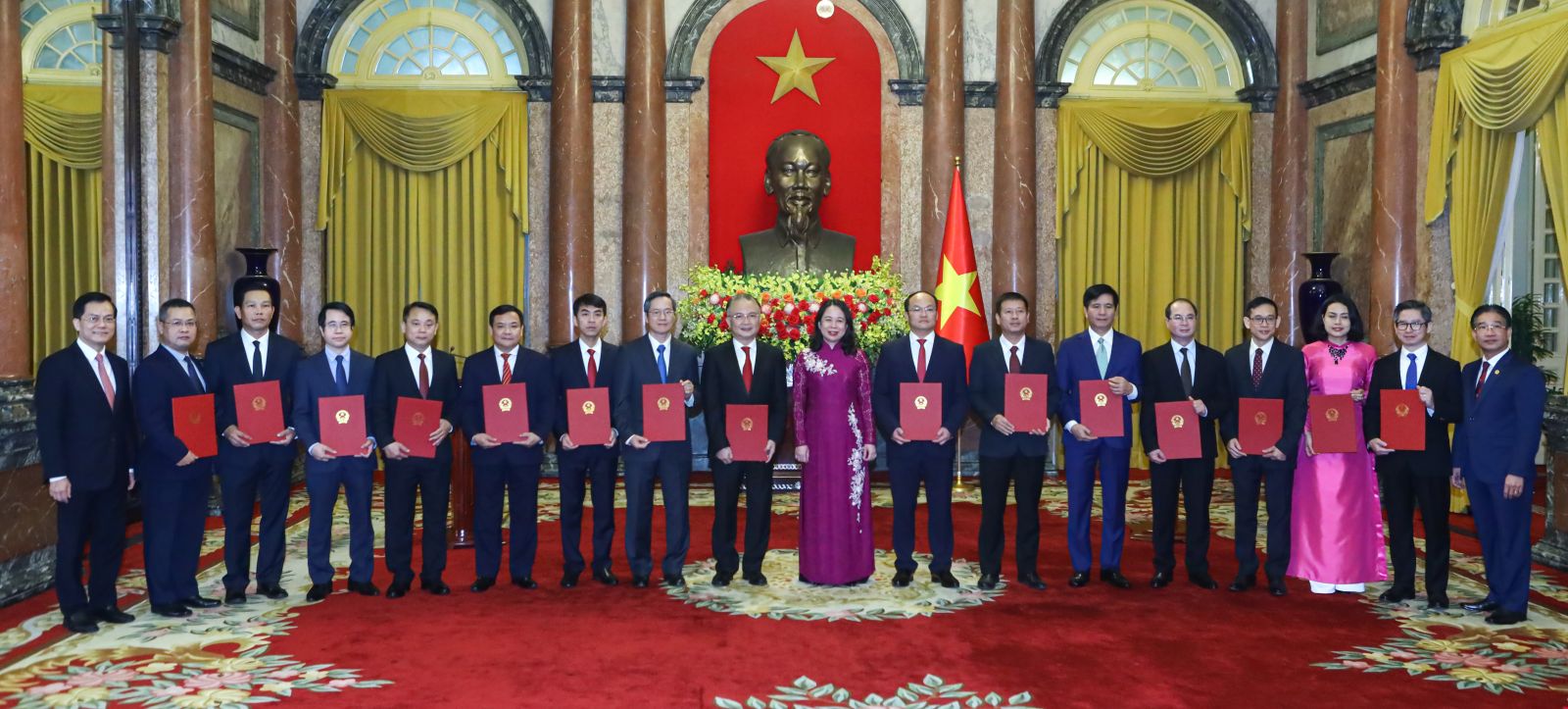 La présidente par intérim nomme 15 nouveaux ambassadeurs