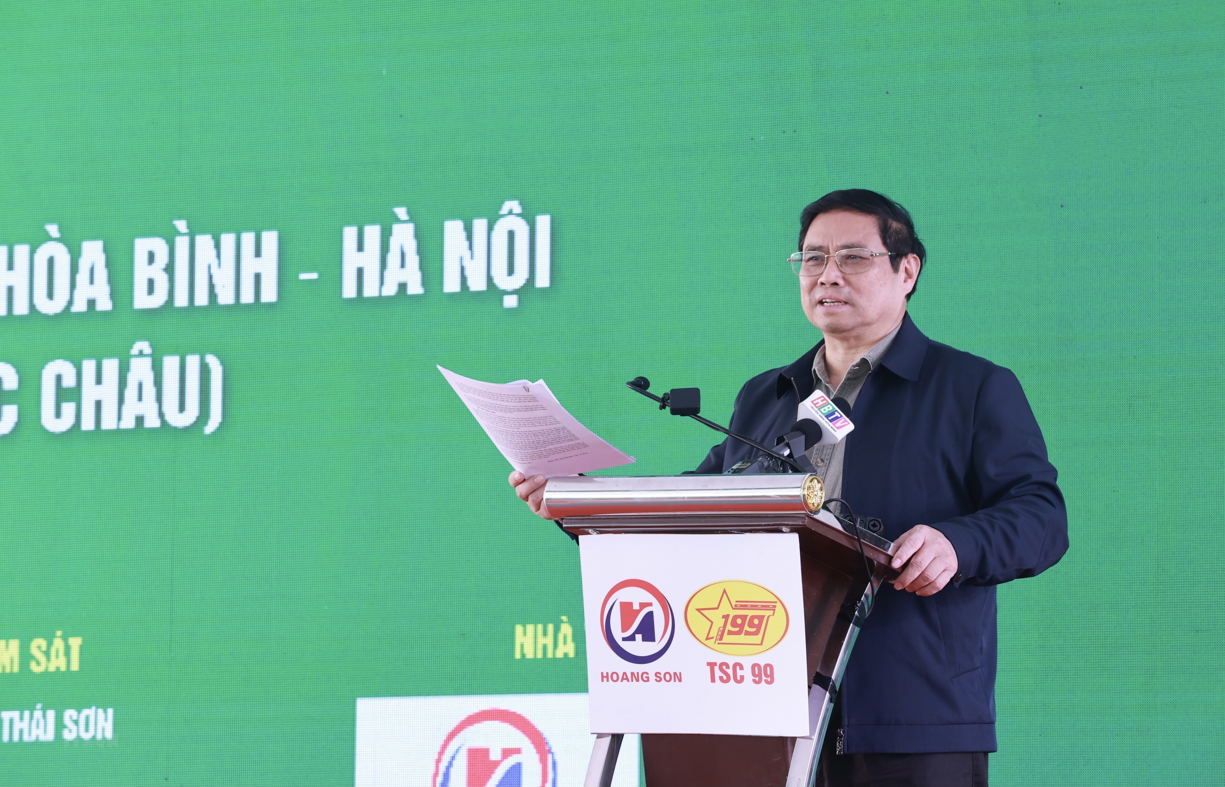 Le Premier ministre lance la construction des routes régionales à Hoa Binh