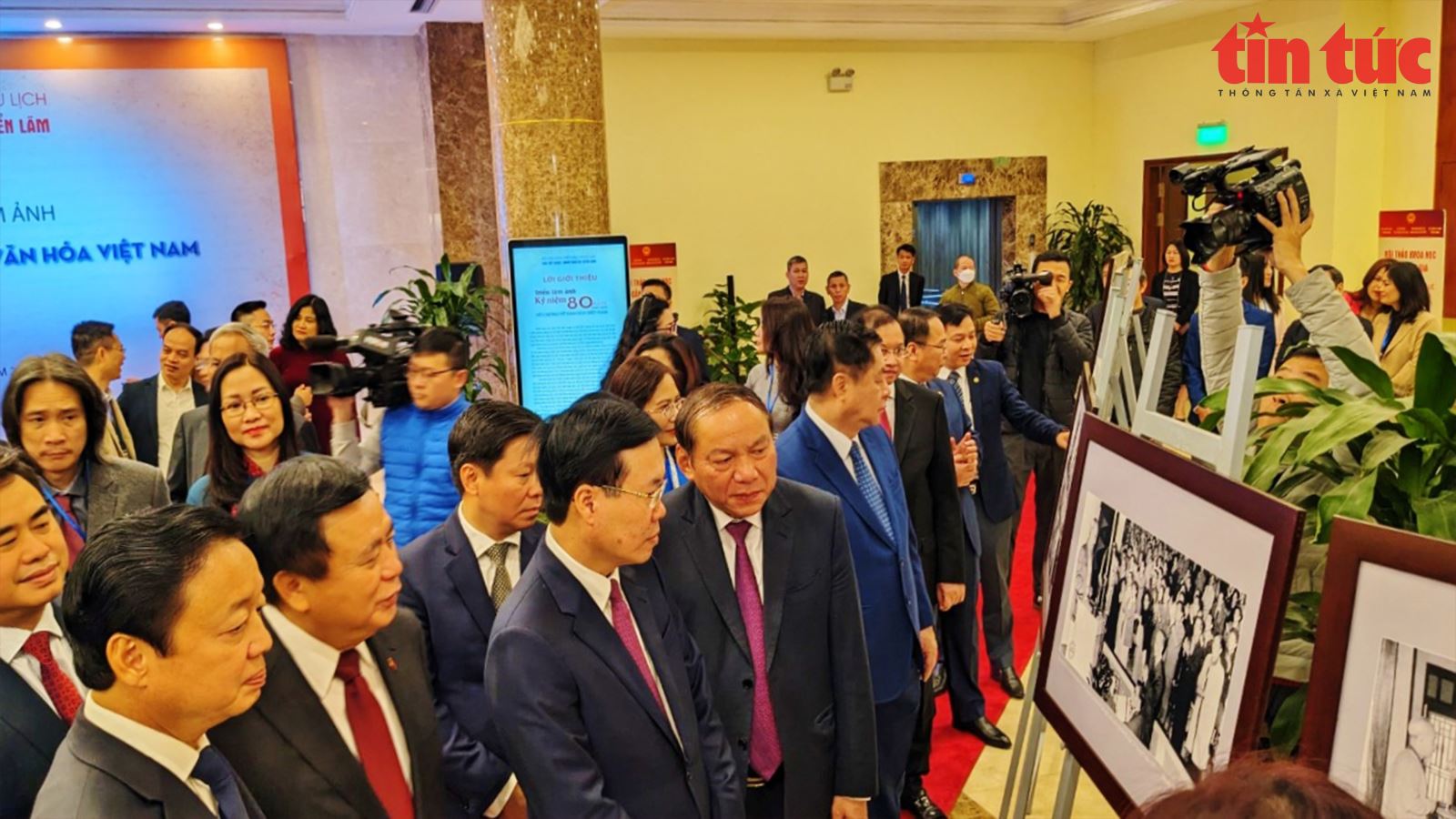 Ouverture de l exposition de photos en l’honneur des 80 ans du Programme culturel du Vietnam