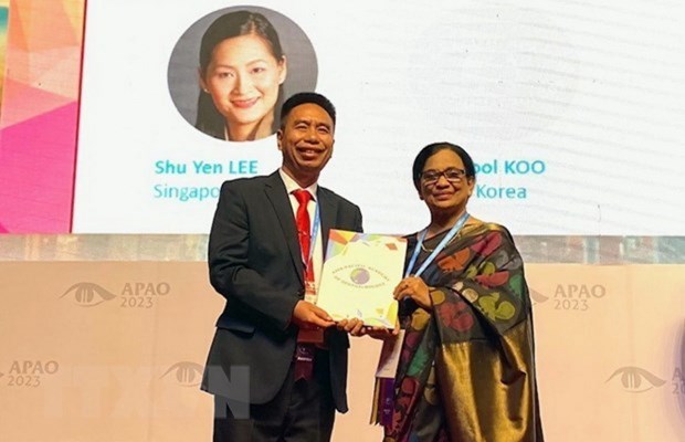 L’ophtalmologiste Nguyên Viêt Giap reçoit le prix de l’APAO