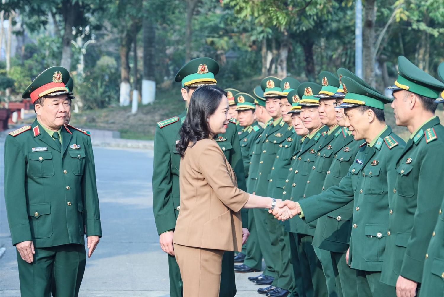 La présidente p i travaille avec l Académie de garde-frontière du Vietnam