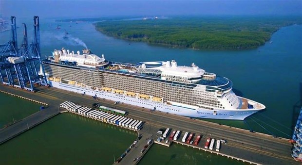 Le paquebot de croisière Spectrum of the Seas jette l ancre au port de Tan Cang-Cai Mep