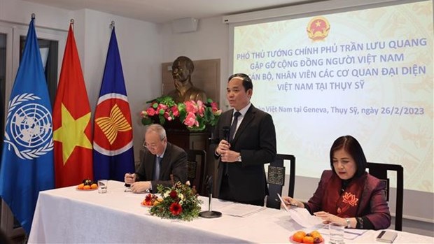 Le vice-Premier ministre Tran Luu Quang rencontre des Vietnamiens en Suisse