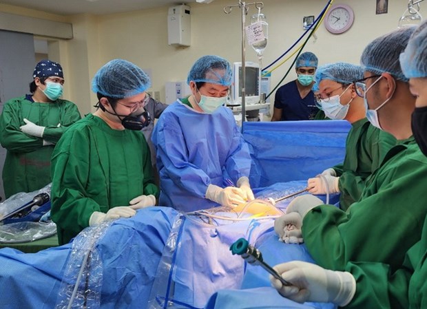 Le Vietnam transfère des techniques de chirurgie robotique aux Philippines