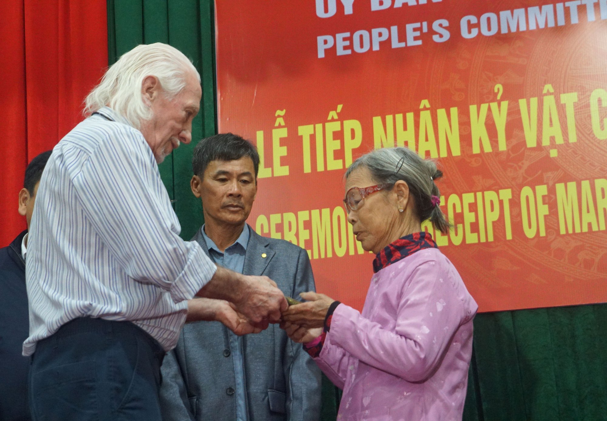 Un vétéran américain rend le journal intime de guerre d’un martyr vietnamien à sa famille