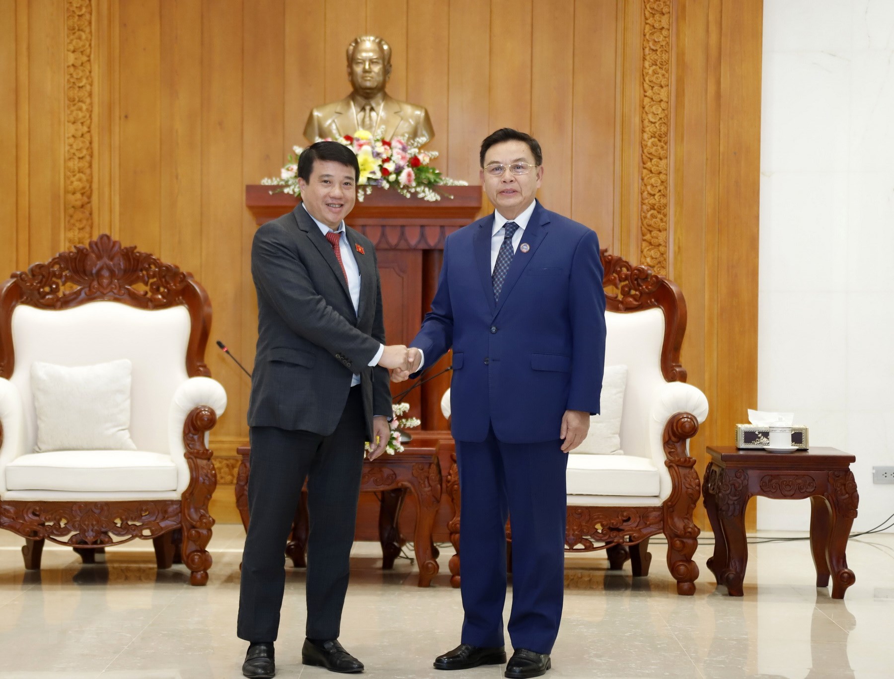 Les dirigeants laotiens apprécient la coopération entre des agences des AN