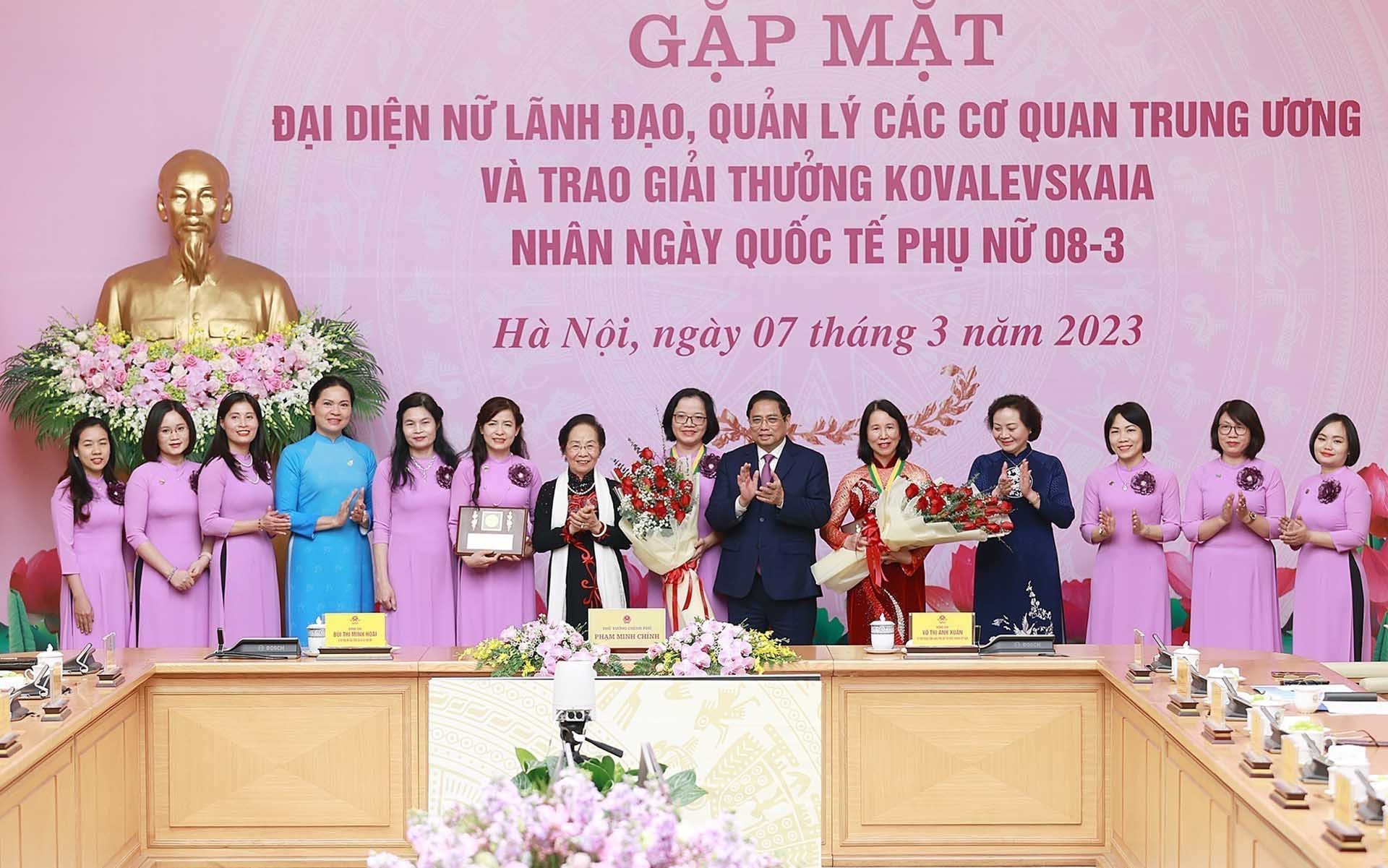 Le Premier ministre Créer des conditions pour promouvoir le rôle de la femme vietnamienne