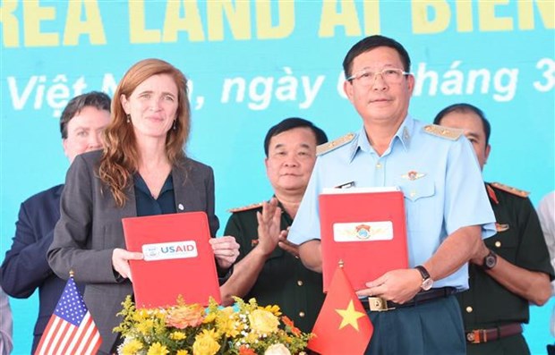 Près de trois hectares dépollués de l’aéroport de Biên Hoa remis au Vietnam
