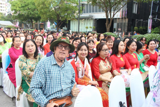 Le festival de l’áo dài de Hô Chi Minh-Ville attire des visiteurs internationaux