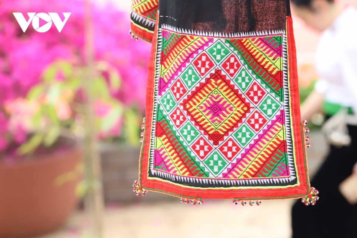 Broderie de piêu, un point lumineux du festival des fleurs Ban