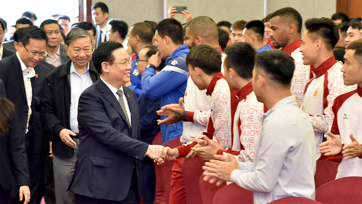 Le président de l’Assemblée nationale Vuong Dinh Huê se rend à Hung Yên