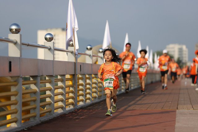 Da Nang 3 500 coureurs dans les rues pour soutenir les enfants défavorisés