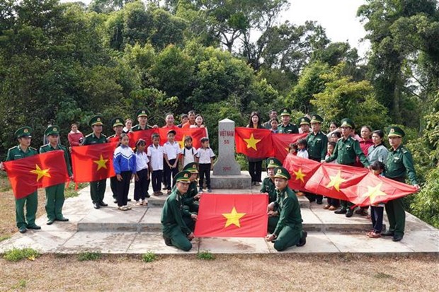 Offrir 10 000 drapeaux nationaux à un district frontalier de Dak Nong