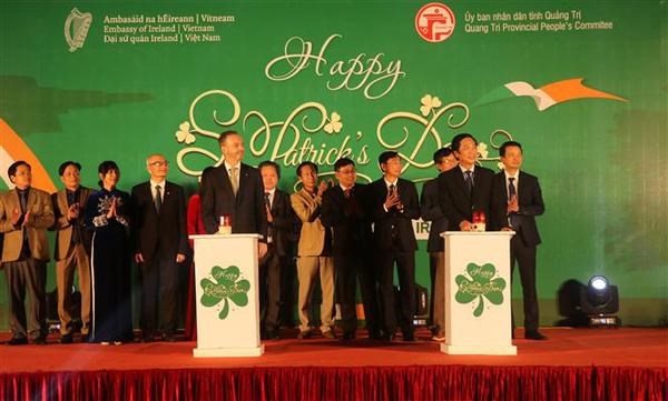 Vietnam – Irlande Le pont Hien Luong s’illumine en vert