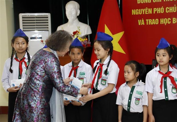 Bourses d’études accordées à des élèves vietnamiens d outre-mer défavorisés au Laos