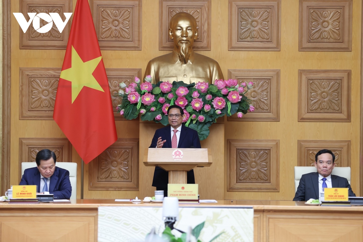 Le Premier ministre rencontre des chefs d’organes de représentation du Vietnam à l’étranger