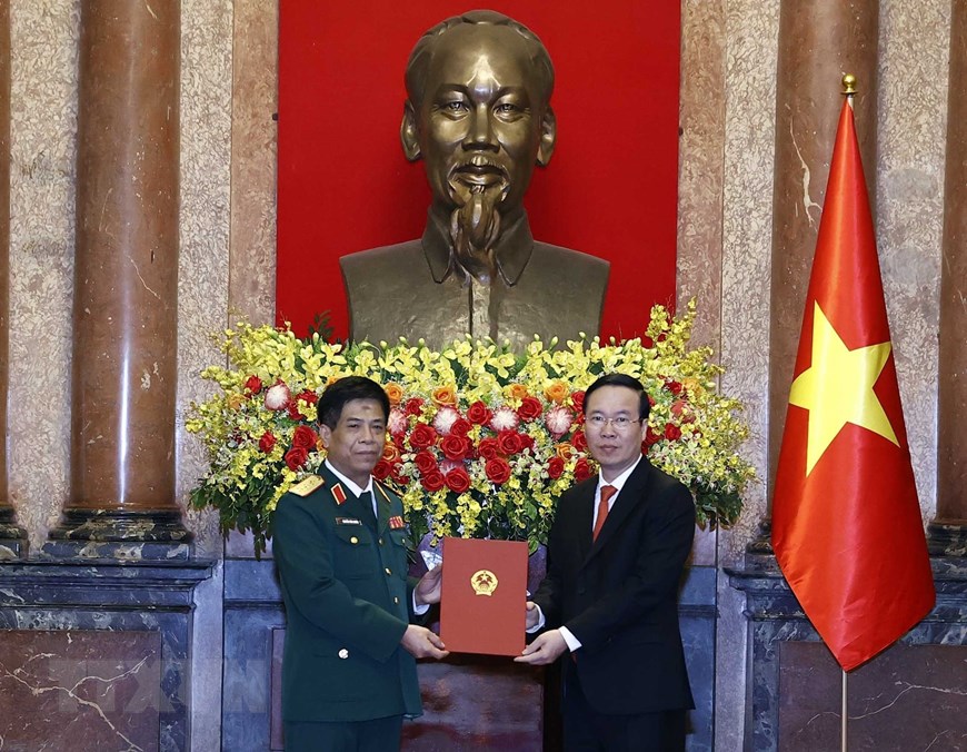 Le président présente sa décision de promotion à un officier militaire